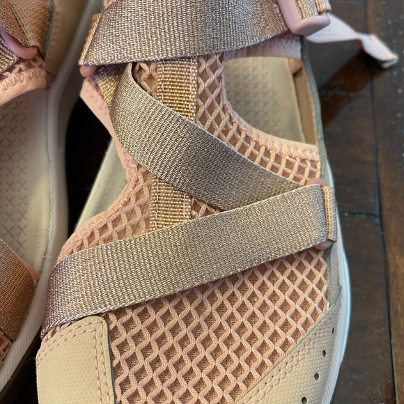 COPY - Chaco Odyssey Metallic Rose Women’s Sandals NWOT - Picture 4 of 6